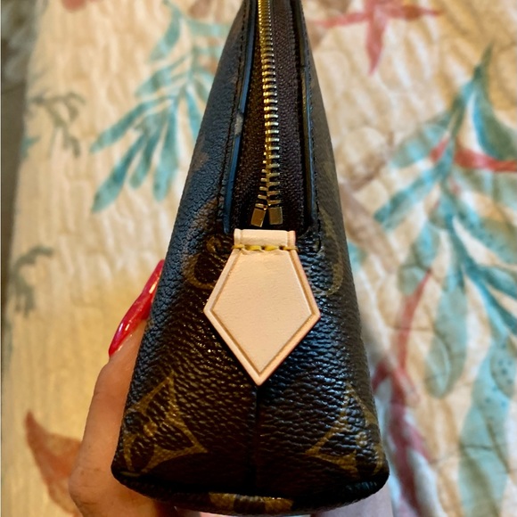 Louis Vuitton Cosmetic Bag GM - Picture 4 of 16
